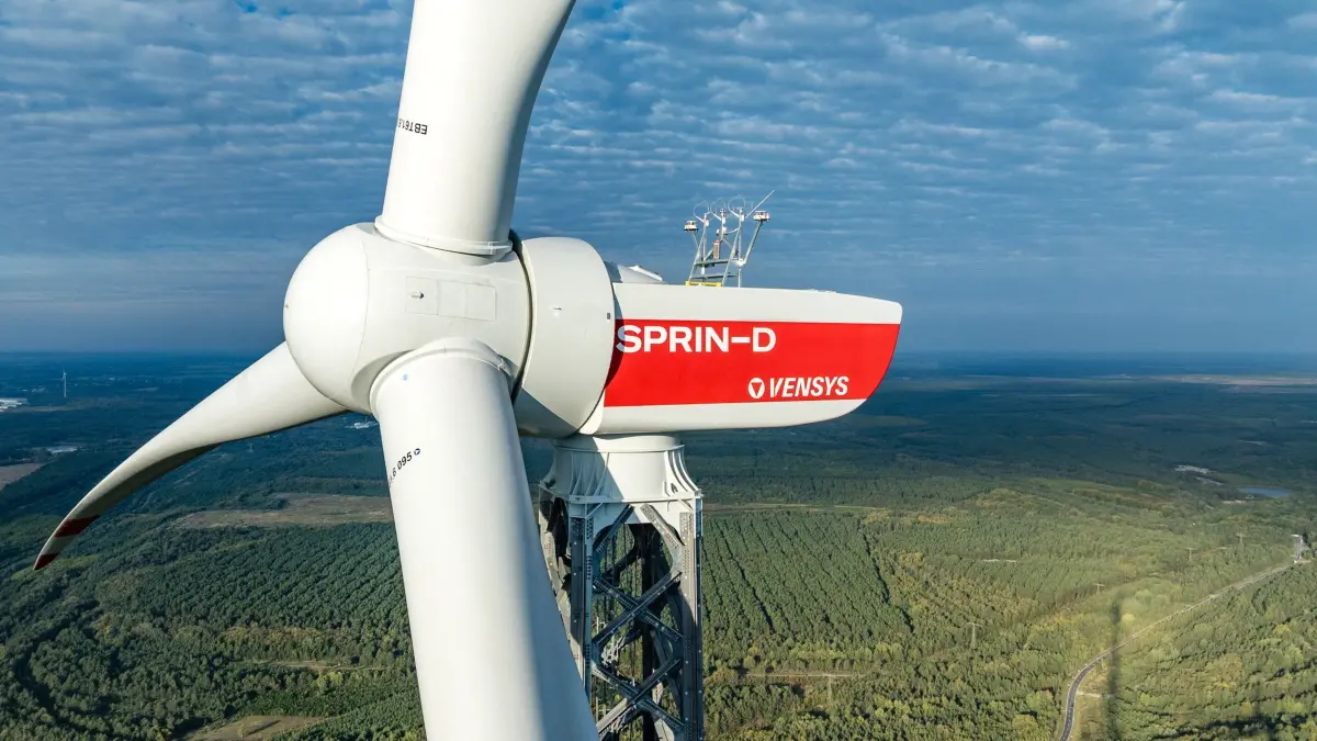 Das höchste Windrad der Welt steht in der Lausitz: 01.10.2026, Brandenburg, Schipkau: Die Windradnabe des Höhenwindturmes befindet sich in 300 Metern Höhe und ist hier mit der Turbinengondel zu sehen.
Der Höhenwindturm hatte zu Wochenbeginn seine endgültige Höhe von 365 Metern erreicht, wie das Unternehmen Gicon mitteilte. Der Turm in der Kohleregion soll künftig Strom für bis zu 7.500 Haushalte produzieren können (Aufnahme mit Drohne). Foto: Frank Hammerschmidt/dpa +++ dpa-Bildfunk +++
