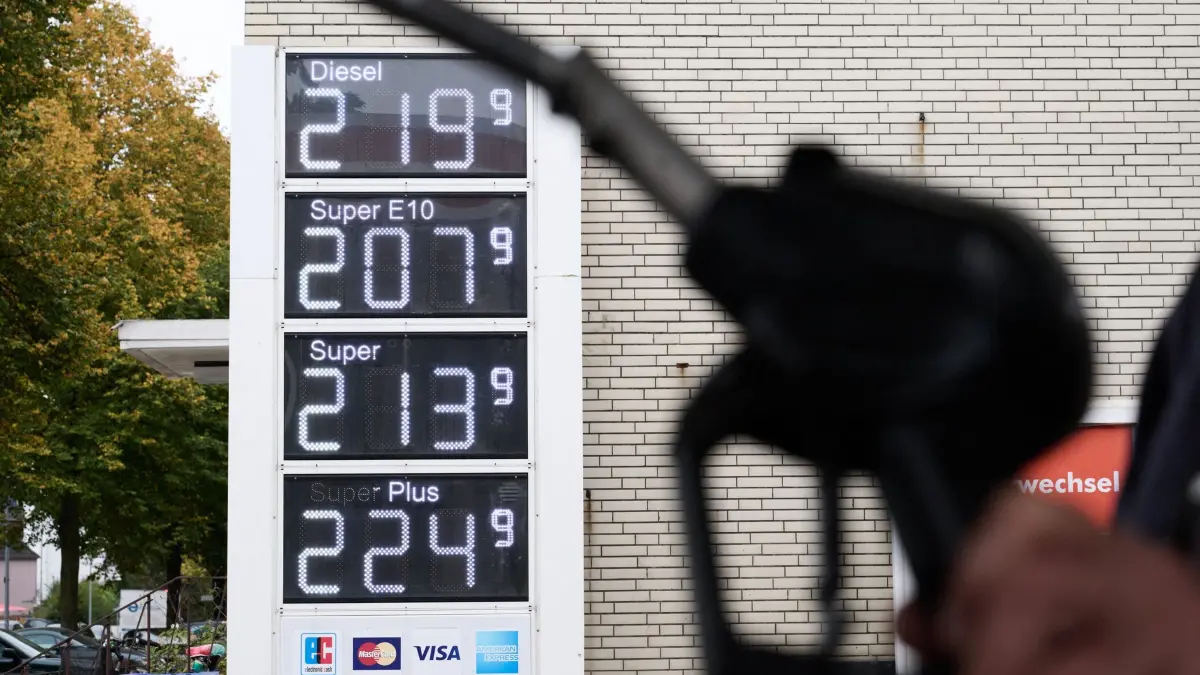 Tankrabatt tritt in Kraft: 01.10.2026, Bremen: Kraftstoffpreise stehen auf der Preistafel einer Tankstelle. Vom 1. Oktober bis Ende Dezember 2026 wird die Energiesteuer auf Benzin und Diesel um rund 14 Cent je Liter gesenkt. Mit Mehrwertsteuer ergibt sich nach Angaben der Bundesregierung eine Entlastung von bis zu 17 Cent pro Liter. Foto: Sina Schuldt/dpa +++ dpa-Bildfunk +++