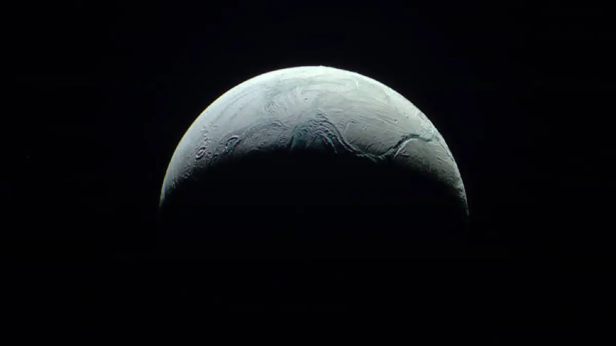 Enceladus ist einer der größten Saturnmonde. Nach Masse und Durchmesser steht er an sechster Stelle und nach Abstand vom Zentralplaneten Saturn an vierzehnter Stelle der 293 bekannten Monde.