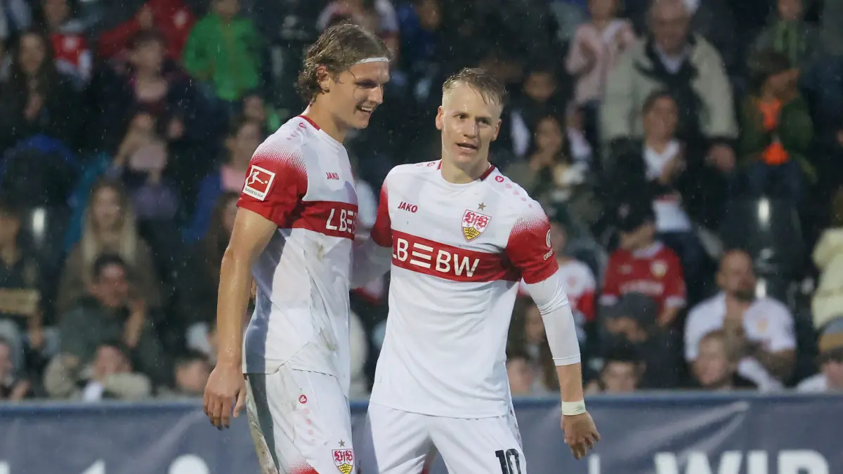 Tim van der Leij (links) gelang der Treffer zum 4:0.
