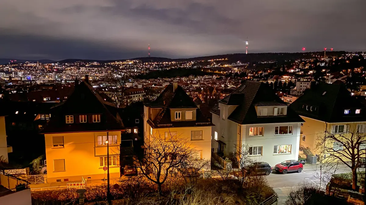Blick auf den Talkessel von Stuttgart bei Nacht