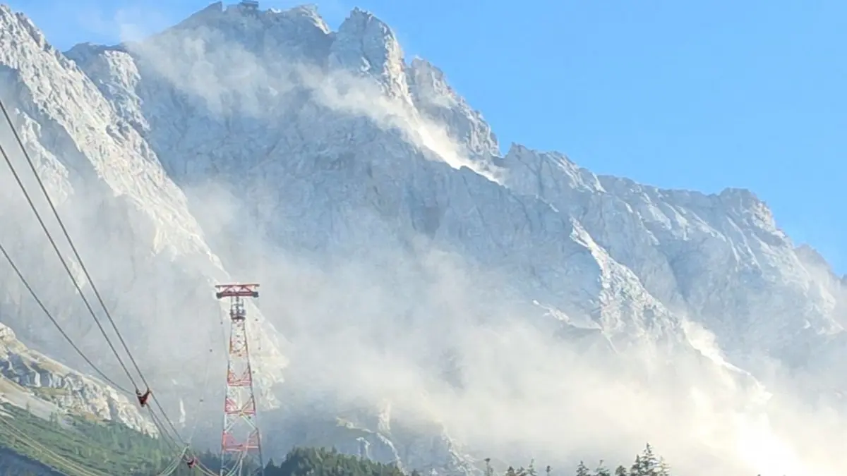 Eine große Staubwolke ist an der Zugspitze zu sehen, nachdem sich am Grenzkamm mehrere Kubikmeter Felsen gelöst haben.