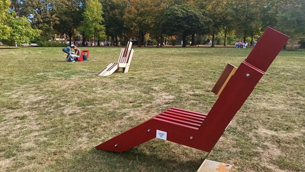 Die Holzliegen auf der Bärenwiese sind Teil einer Kunstausstellung.