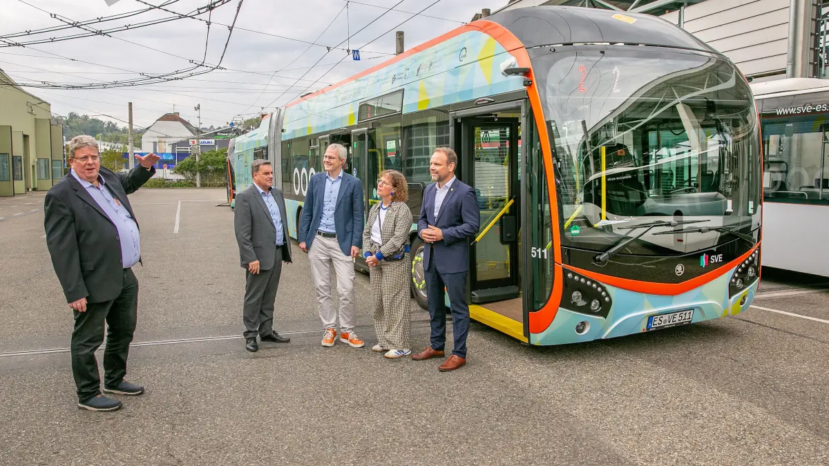 foto: Roberto Bulgrin
01. 10. 2026
Esslingen, SVE, Einladung zum Werkstattgespraech: Mit dem O-Bus zum ersten vollstaendig elektrifizierten Stadtverkehr in Deutschland.
vl: Johannes Mueller (SVE), Andreas Clemens (SVE), Jan Neidhardt (VVS), Simone Kirschbaum MdL, Bm Ingo Rust