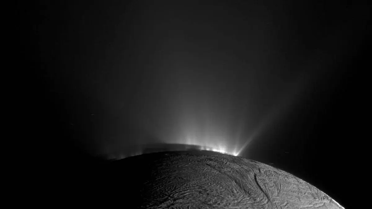 Wassereis spritzt von der Oberfläche des Saturn-Mondes Enceladus ins Weltall.