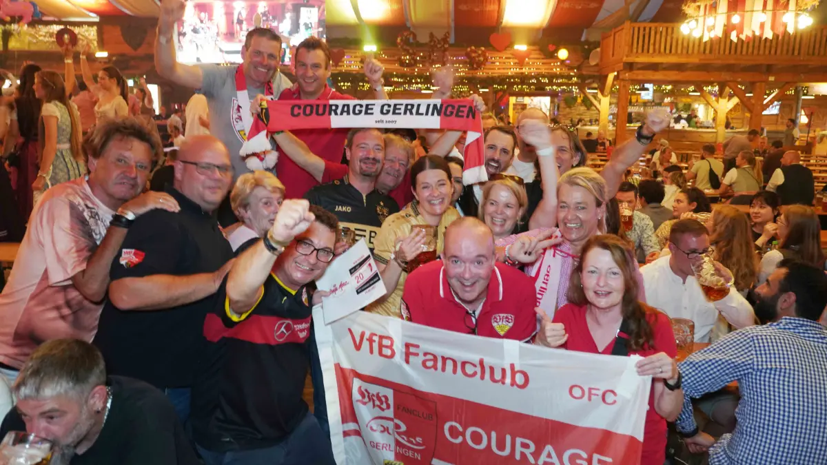 Stuttgart Cannstatter Volksfest volle Huette bei Sonja Merz diesmal der VFB Fanclub zu Gast auch Fritzle kam vobei. Gute Stimmung 1893 Hey hey 1893 Fanjubel. Foto Andreas Rosar Fotoagentur-Stuttgart 30.09.2026