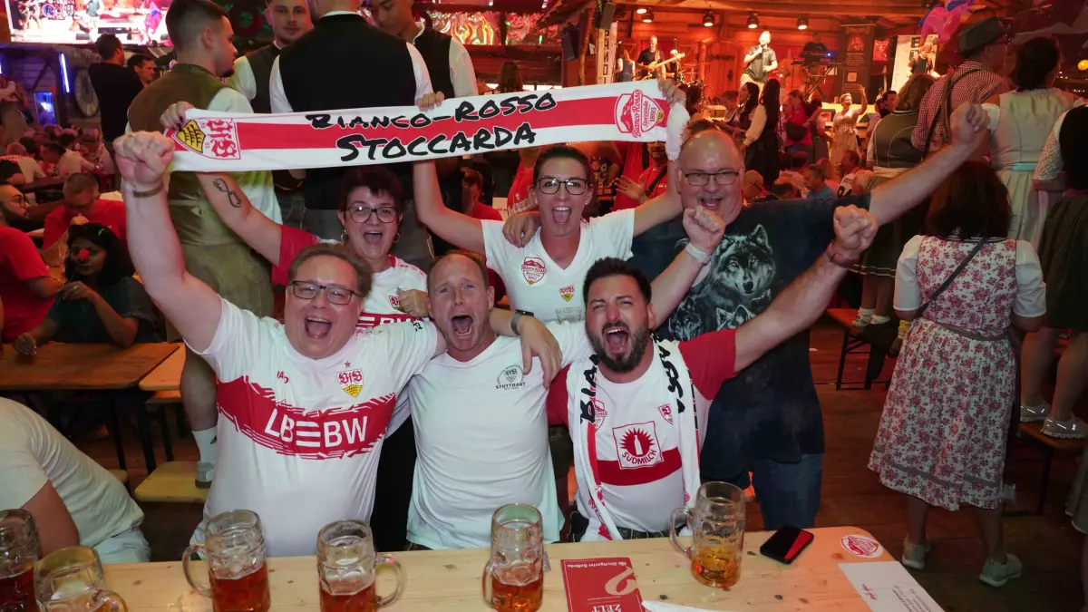 Stuttgart Cannstatter Volksfest volle Huette bei Sonja Merz diesmal der VFB Fanclub zu Gast auch Fritzle kam vobei. Gute Stimmung 1893 Hey hey 1893 Fanjubel. Foto Andreas Rosar Fotoagentur-Stuttgart 30.09.2026