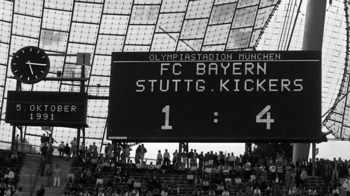 BAU // Fussball Bayern München - Stuttgarter Kickers 05. 10. 1991 Anzeigentafel
copyright by Pressefoto Baumann
D-71636 Ludwigsburg
Oscar-Walcker-Str. 26B
Telefon 07141 440087 Fax 07141 440088
KSK Ludwigsburg (60450050) Konto Nr. 58014
email: baumann.dps@t-online.de