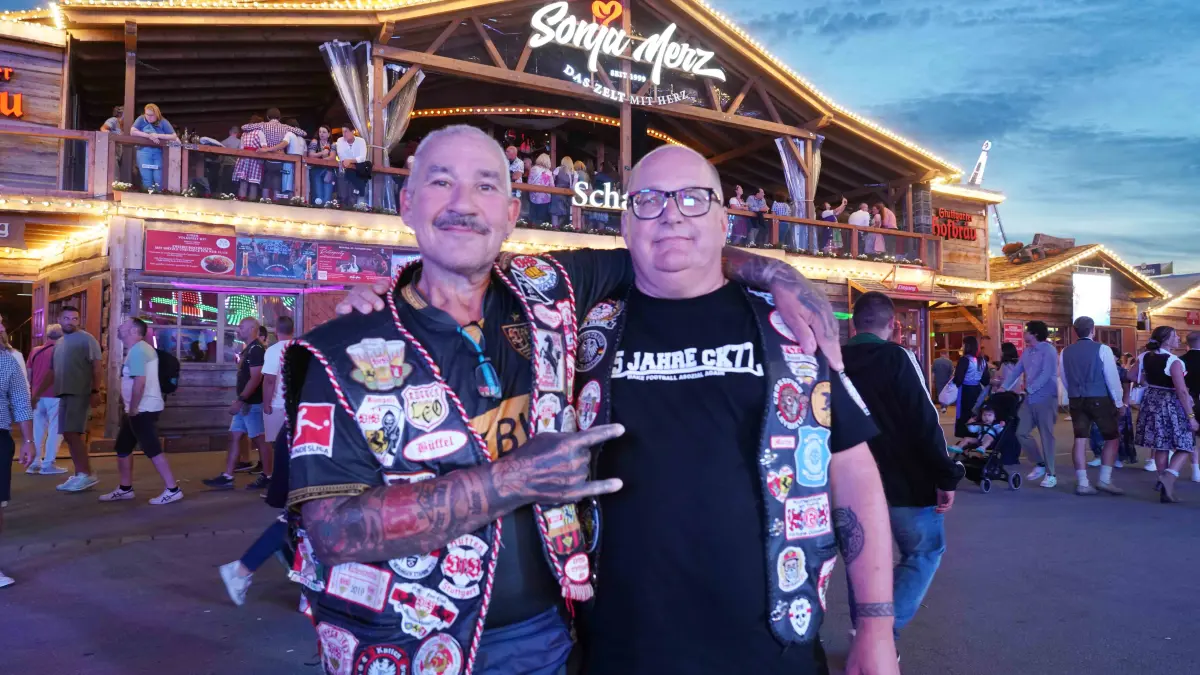 Stuttgart Cannstatter Volksfest volle Huette bei Sonja Merz diesmal der VFB Fanclub zu Gast auch Fritzle kam vobei. Gute Stimmung 1893 Hey hey 1893 Fanjubel. Foto Andreas Rosar Fotoagentur-Stuttgart 30.09.2026