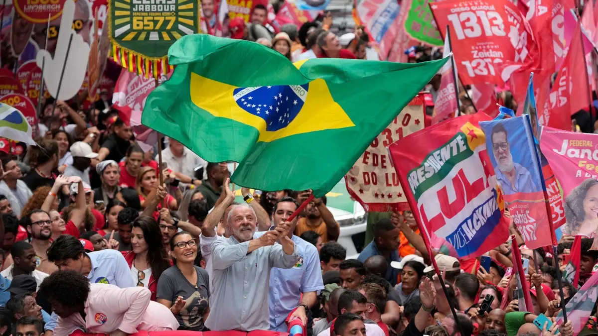 Wahlkampf in Brasilien: 02.10.2026, Brasilien, Rio de Janeiro: Der brasilianische Präsident Luiz Inacio Lula da Silva (M.), der sich um die Wiederwahl bewirbt, schwenkt während einer Wahlkampfveranstaltung eine brasilianische Fahne. Die Wahl findet am 4. Oktober statt. Foto: Silvia Izquierdo/AP/dpa +++ dpa-Bildfunk +++