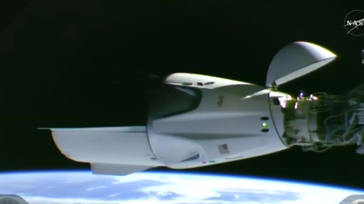 SpaceX Dragon: Dieses aus einem Video der NASA stammende Bild zeigt eine SpaceX-Kapsel mit vier Astronauten an Bord, die an der Internationalen Raumstation ISS andockt. (zu dpa: «dpa-Morgenlage - 2. Oktober 2026»)