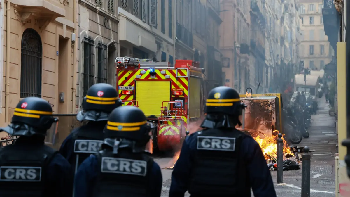 Hunderte Schüler und Studenten stellen sich in Marseille der Polizei entgegen.
