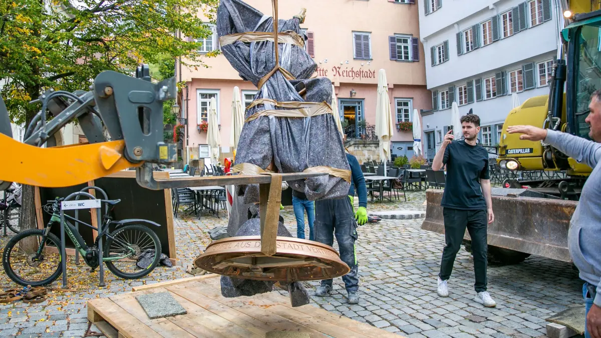 foto: Roberto Bulgrin
02. 10. 2026
Esslingen, Rathausplatz, Anlieferung der Tim-Bengel-Statue für Esslingen - kleines Sneak-Preview vor der Enthuelllung am Sonntag