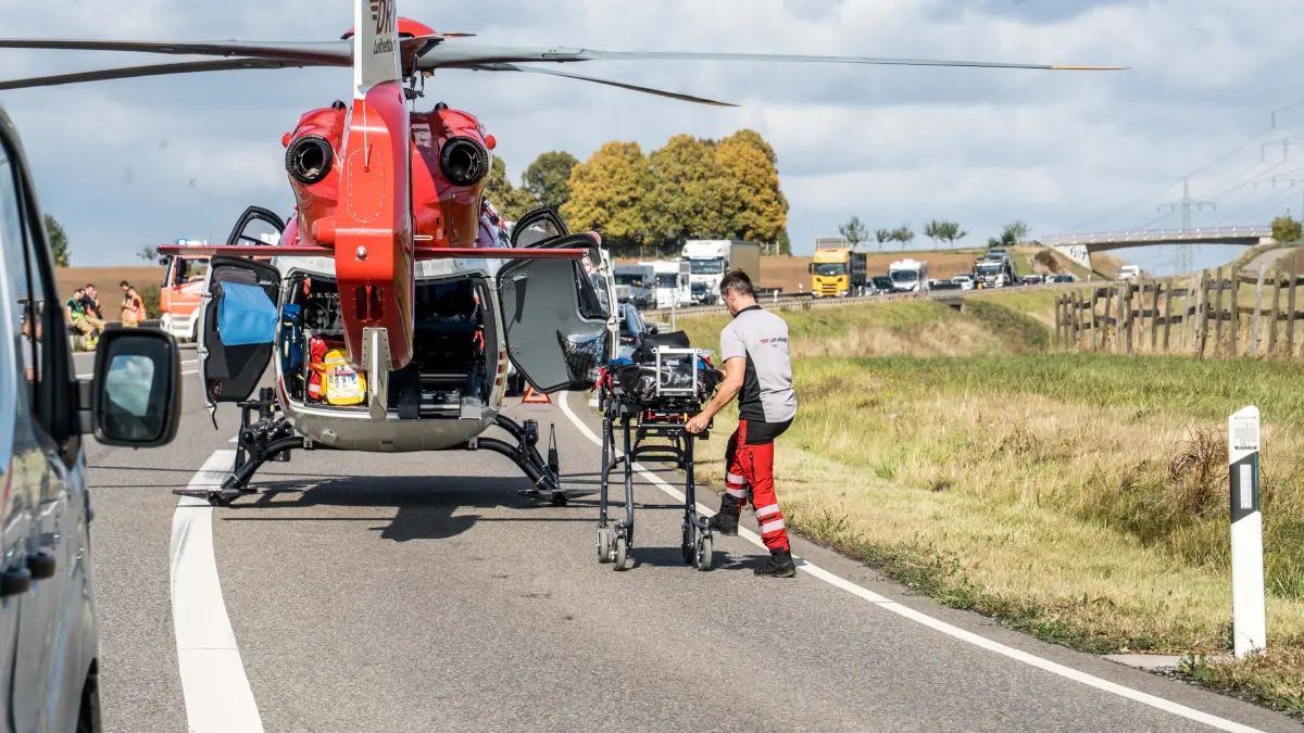 Am Freitagmittag kam es auf der B464 bei Sindelfingen-Maichingen zu einem schweren Verkehrsunfall mit drei beteiligten Fahrzeugen. Nach ersten Informationen musste der Fahrer eines Skoda aufgrund des stockenden Verkehrs abbremsen. Dies bemerkte der Fahrer eines Mercedes-Transporters offenbar zu spaet und fuhr dem Skoda mit erheblicher Wucht ins Heck. Durch die Kollision wurde der Skoda mehrere Meter nach vorne geschleudert.<br />
<br />
Der hinter dem Transporter fahrende Ford-Fahrer konnte dem Unfallgeschehen ebenfalls nicht mehr ausweichen und prallte mit voller Wucht in das Heck des Mercedes-Transporters.<br />
<br />
Bei dem Unfall wurden insgesamt drei Personen verletzt. Eine Person erlitt schwere Verletzungen und musste mit einem Rettungshubschrauber in eine Stuttgarter Klinik geflogen werden.<br />
<br />
Fuer die Rettungs- und Bergungsarbeiten musste die B464 in Fahrtrichtung Renningen laengere Zeit vollstaendig gesperrt werden. Waehrend der Landung des Rettungshubschraubers wurde die Bundesstrasse voruebergehend in beide Fahrtrichtungen gesperrt.<br />
<br />
Der Mercedes-Transporter sowie der Ford waren nach dem Unfall nicht mehr fahrbereit und mussten abgeschleppt werden. Die Polizei hat die Ermittlungen zur genauen Unfallursache aufgenommen.