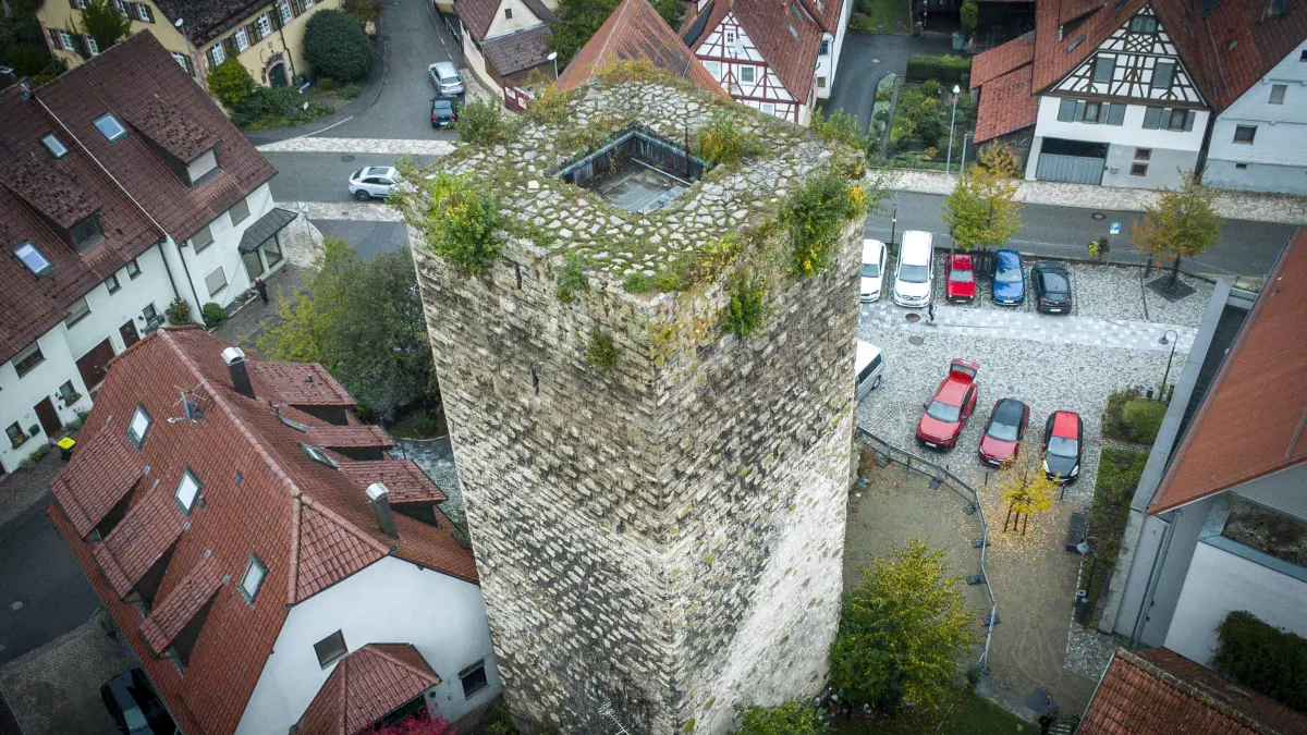 Burgturm: Mönsheim - Im Mönsheim bröckelt der Burgturm. Der Burgturm Mönsheim, auch bekannt als Diepoldsturm, ist der erhaltene, 22 Meter hohe Bergfried der ehemaligen Diepoldsburg im Enzkreis (Baden-Württemberg). Er gilt als das markante Wahrzeichen der Gemeinde Mönsheim und prägt mit seinen bis zu drei Meter dicken Mauern seit dem späten 13. Jahrhundert das Ortsbild