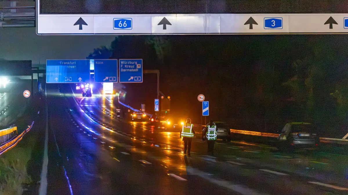 Fahrradfahrer auf Autobahn von PKW erfasst und tödlich verletzt - 14 Fahrzeuge beteiligt: Fahrradfahrer auf Autobahn von PKW erfasst und tödlich verletzt 14 Fahrzeuge beteiligt Am 02.10.2026 kam es in der Nacht auf der A 66 zwischen Wallau und dem Wiesbadener Kreuz zu einem tödlichen Unfall. Ein Fahrradfahrer wurde von einem Pkw frontal erfasst und verstarb an der Unfallstelle. 14 Fahrzeuge waren in den Unfall verwickelt, die Autobahn blieb für die Unfallaufnahme bis tief in die Nacht voll gesperrt. Die Staatsanwaltschaft ermitteln den Unfallhergang durch einen Sachverständigen. Hofheim A 66 Hessen Deutschland *** Cyclist Struck by Car on Highway and Fatally Injured 14 Vehicles Involved On the night of October 2, 2026, a fatal accident occurred on the A 66 between Wallau and the Wiesbaden Interchange. A cyclist was stru
