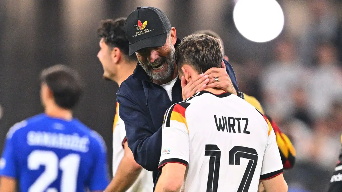 Deutschland - Serbien: Fußball, Nationalmannschaft, Männer, Nations League A, Gruppe 2, Spieltag 3, Allianz Arena, Bundestrainer Jürgen Klopp (Deutschland) umarmt nach dem Spiel Florian Wirtz (Deutschland). (zu dpa: «Die Befreiung: Wirtz belohnt sich für «brettharte» Arbeit»)