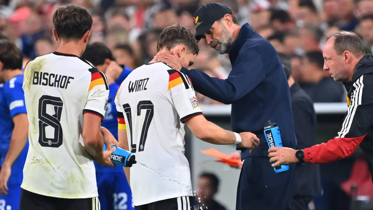 Fussball Nations League Deutschland - Serbien 2-0: Bundestrainer Juergen KLOPP GER mit Florian WIRTZ GER. Fussball Nations League Gruppenphase, Gruppe B, 3.Spieltag Deutschland GER - Serbien SRB 2-0 am 01.10.2026 , ALLIANZ ARENA *** German National Team Coach Juergen KLOPP GER with Florian WIRTZ GER UEFA Nations League Group Stage, Group B, Matchday 3: Germany GER vs. Serbia SRB 20 on October 1, 2026, at the Allianz Arena