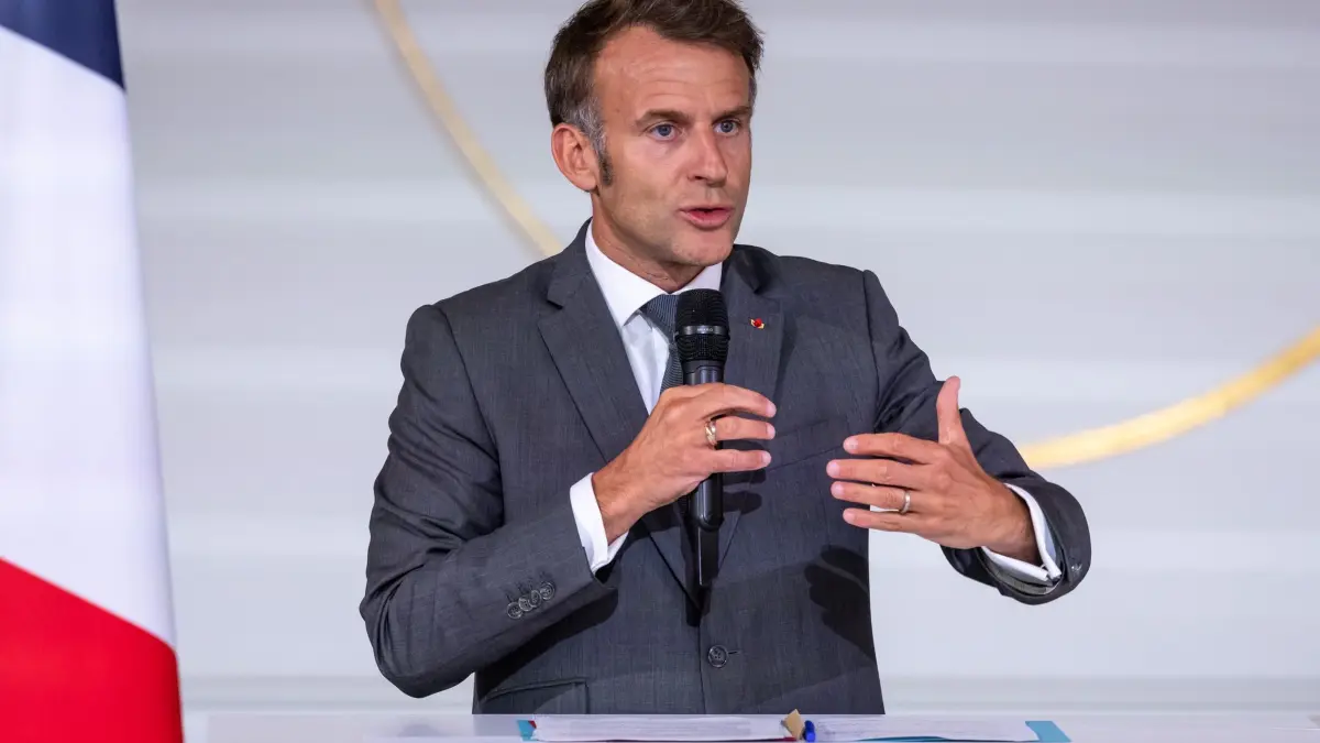 Frankreichs Präsident Emmanuel Macron: ARCHIV - 10.06.2026, Frankreich, Paris: Der französische Präsident Emmanuel Macron bei einer Rede im Élysée-Palast. (zu dpa: «Kraftstoffpreise: Frankreich setzt auf gemeinsamen G7-Kurs») Foto: Christophe Petit Tesson/EPA POOL/AP/dpa +++ dpa-Bildfunk +++