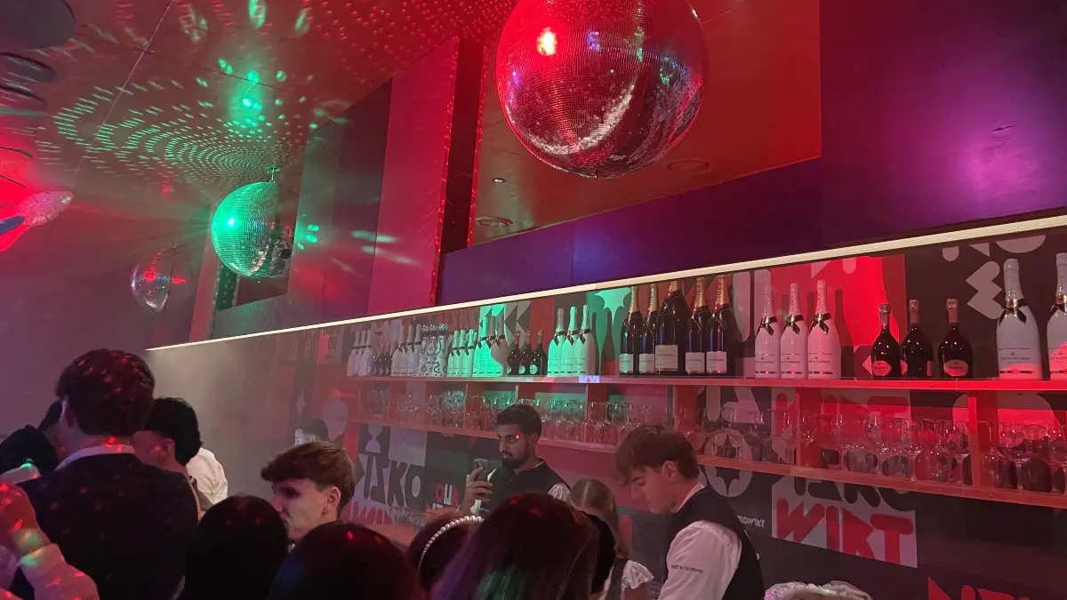 Feiern wie im Club - aber auf dem Wasen - bei vielen Wasen-Besucherinnen und Besuchern ist das angesagt. Hier im Bild: der Club Diskowirt im Festzelt beim Benz.