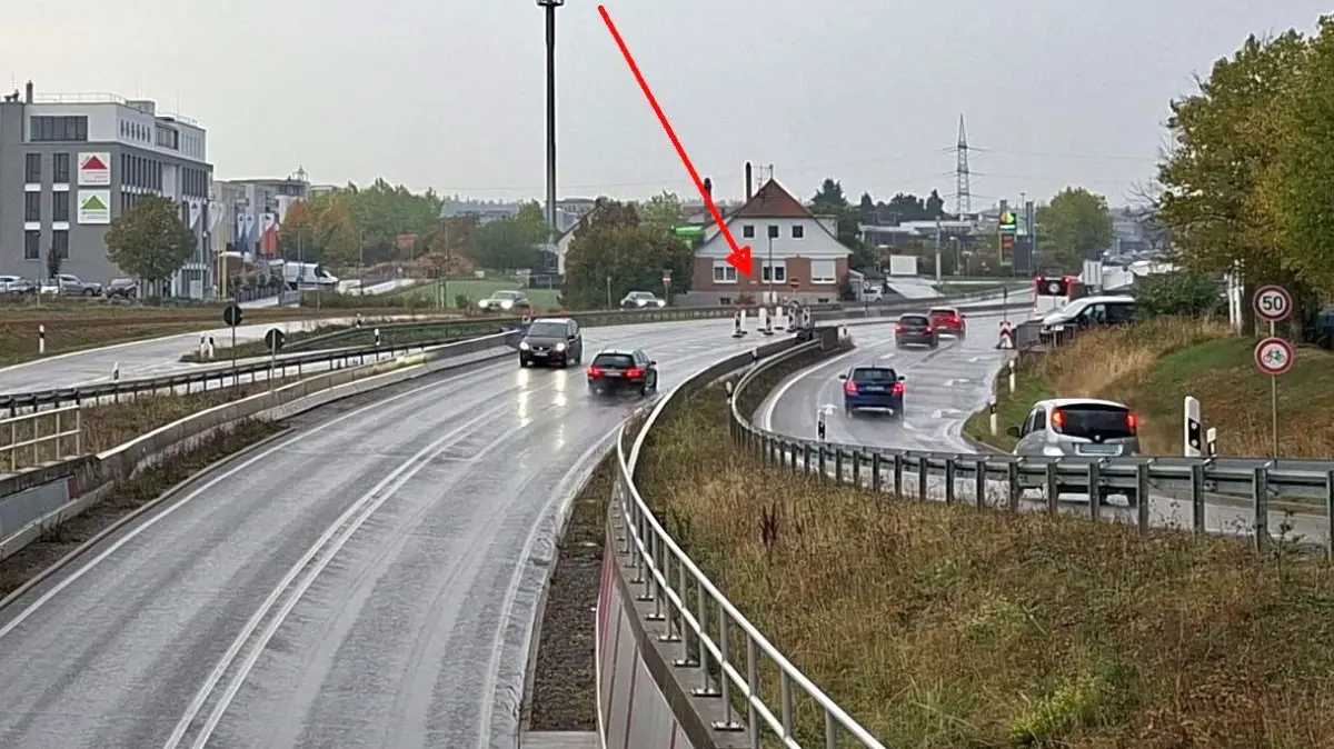 Blick auf die B 464 von der Überführung Altdorfer Straße. In der Fahrbahnmitte markieren Warnbaken den fehlenden Anpralldämpfer.