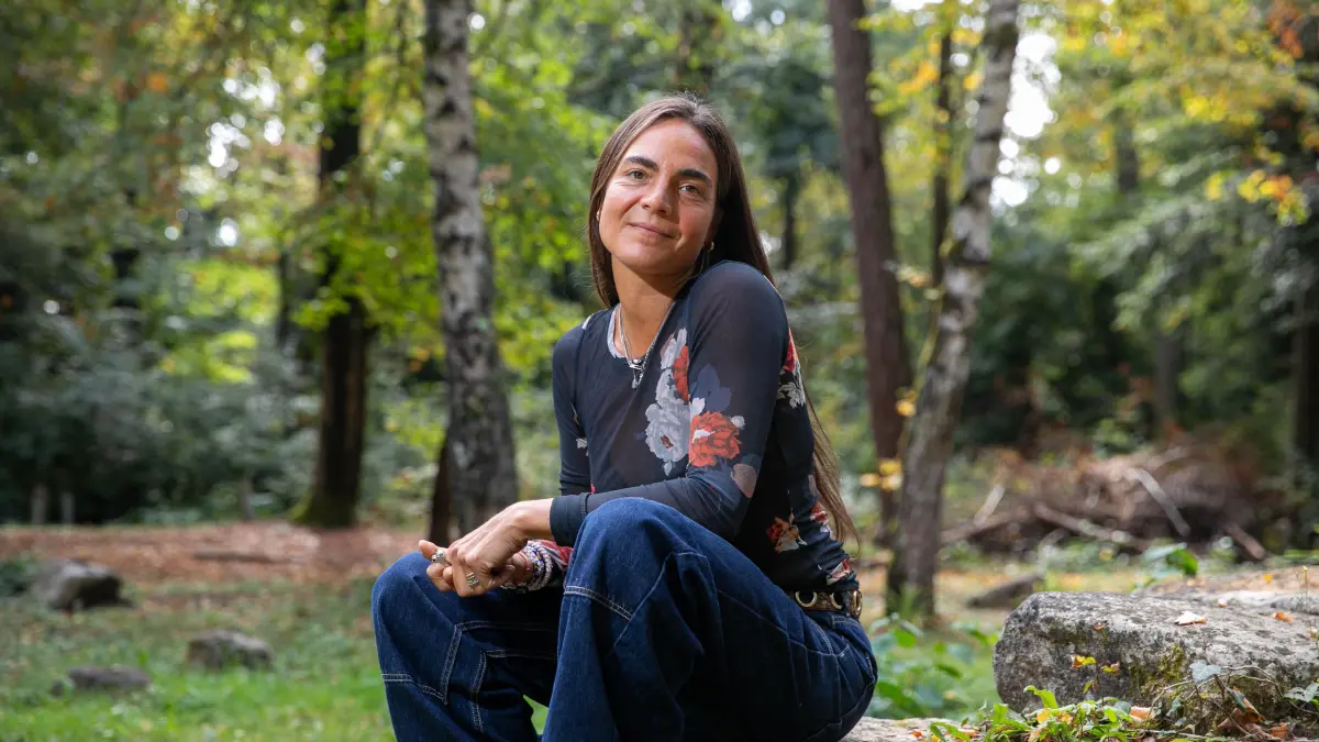 Anna Illenberger : Anna Illenberger alias kitz im Porträt* Wir besuchen die Stuttgarter Künstlerin am Ort ihres Schaffens und ihrer Inspiration und sprechen über ihr kommendes Album, das am 15.10. erscheint und im Merlin präsentiert wird, und mehr<br><br>FOTO Christian Hass