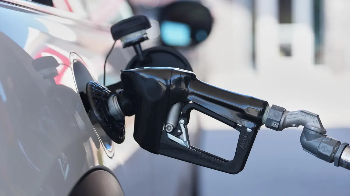 Energiepreise in Colorado: 01.10.2026, USA, Greenwood Village: Ein Autofahrer tankt an einer QuikTrip-Tankstelle in Greenwood Village, Colorado, den Tank seines Fahrzeugs voll. Foto: David Zalubowski/AP/dpa +++ dpa-Bildfunk +++