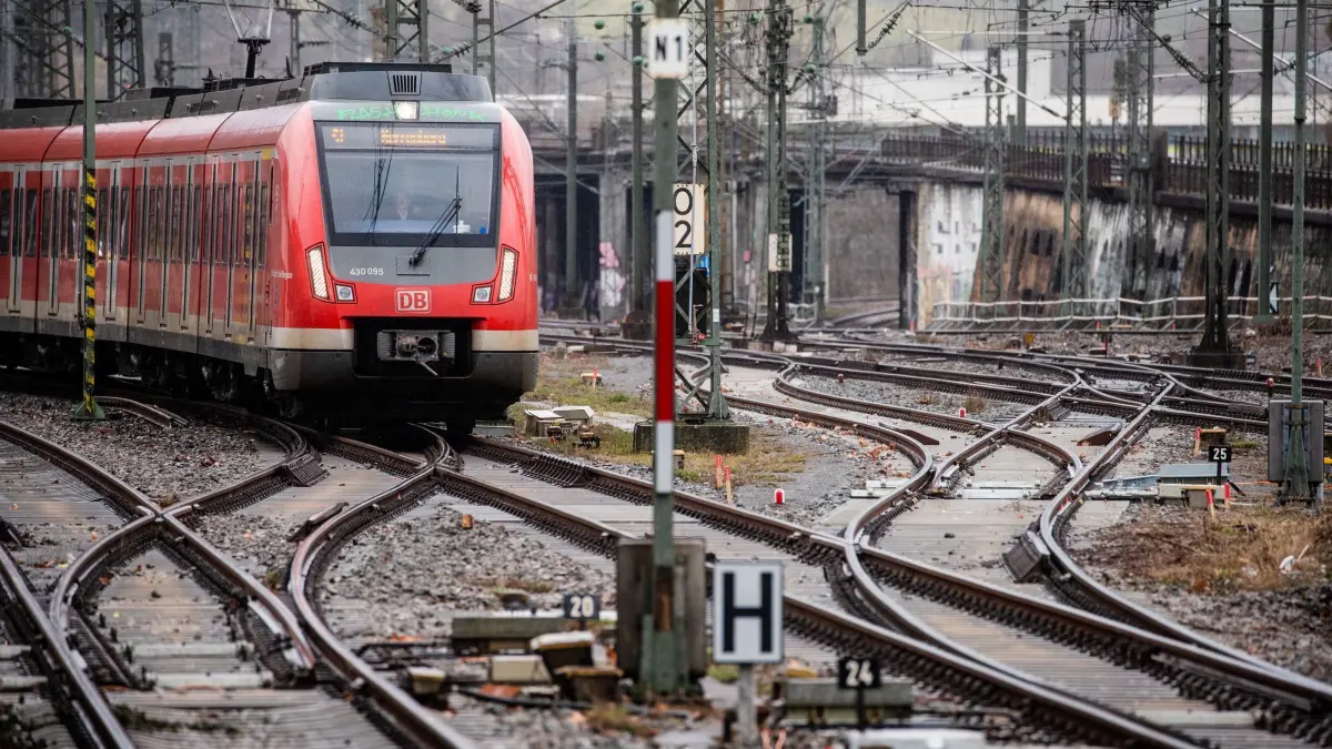 Between Stuttgart Central Station and Vaihingen: S-Bahn trains in ...