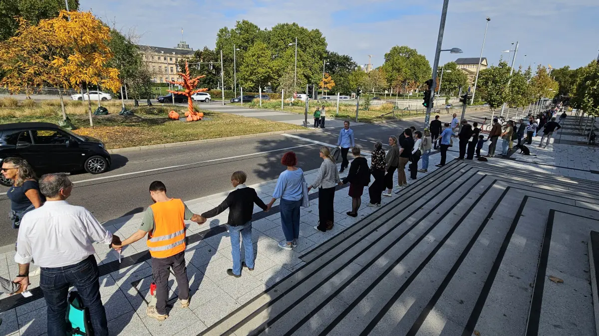 Die Menschen versammelten sich in Stuttgart vor der Landesbibliothek.