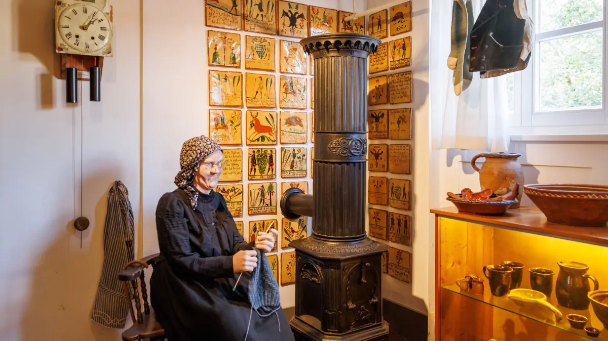 Ofenplättchen : Holzgerlingen, Heimatmuseum, Das Holzgerlinger Heimatmuseum hat neue originale Ofenwandplättchen der Hafnerfamilien Kipfer und Schmid erwerben können. Kreissparkasse spendet 2000€.