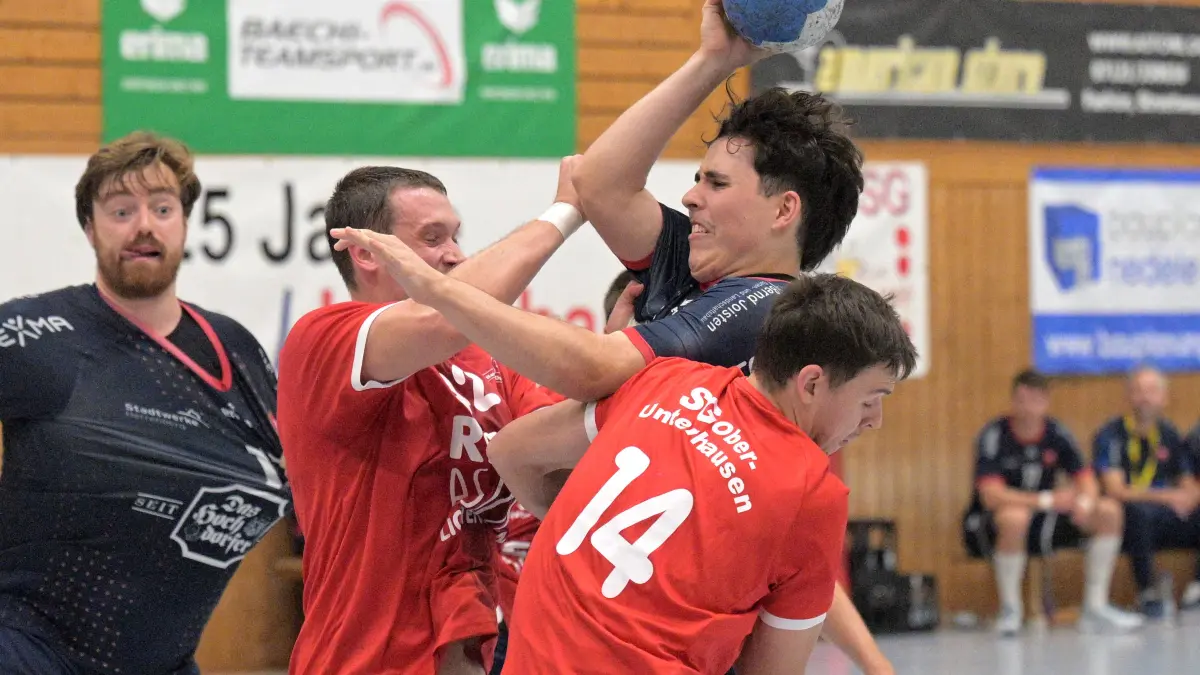 SG Ober-/Unterhausen vs. SG H2Ku Herrenberg, Handball, Verbaldsliga Staffel 2, 4.Ligaspieltag, Saison 2026/2027, 03.10.2026: Yanick Bross (SG H2Ku Herrenberg, #73) mit Ball im Zweikampf mit Alexander Symanzik (SG Ober-/Unterhausen, #42) und Joshua Haebich (SG Ober-/Unterhausen, #14)
SG Ober-/Unterhausen vs. SG H2Ku Herrenberg, Handball, Verbaldsliga Staffel 2, 4.Ligaspieltag, Saison 2026/2027, 03.10.2026
Foto: Eibner-Pressefoto/Tobias Baur
