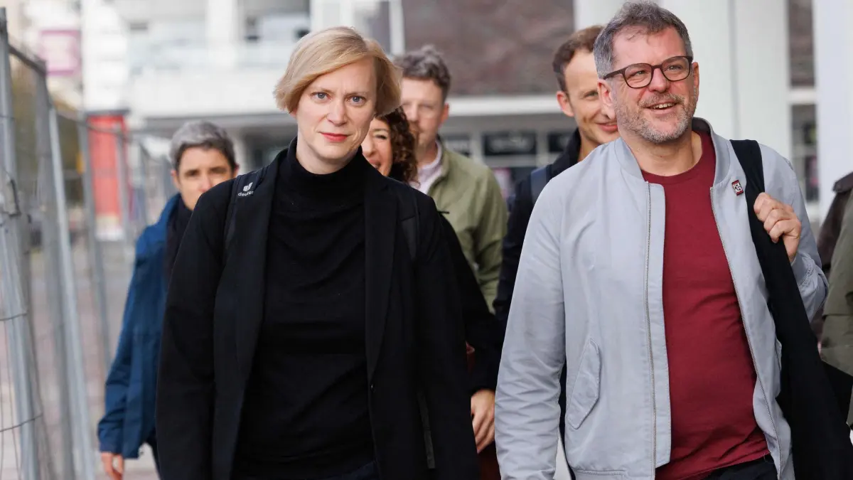 Regierungsbildung nach der Wahl zum Berliner Abgeordnetenhaus: Nina Stahr (l), Landesvorsitzende von Bündnis/Die Grünen, und Werner Graf (Bündnis 90/Die Grüne r), Co-Fraktionsvorsitzender der Partei im Abgeordnetenhaus, kommen zu einem Treffen zu Gespräche der Linken mit Vertretern von SPD und Bündnis 90/Die Grünen über Regierungsbildung nach der Wahl zum Berliner Abgeordnetenhaus. (zu dpa: «Linke, Grüne und SPD setzen Vorgespräche fort»)
