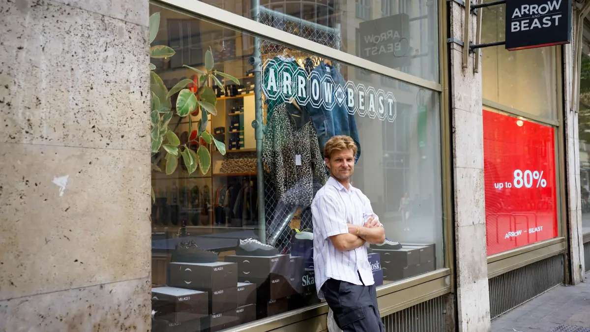 Inhaber Oliver Merkelbach vor seinem Stuttgarter Skateshop Arrow & Beast