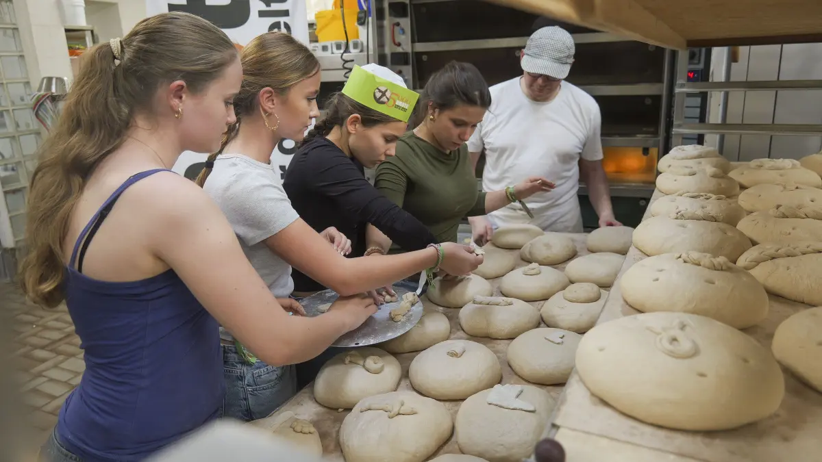 Brot: Leonberg - Konformanden backen Brot für die Welt: Bundesweite Aktion, auch in Leonberg bei Bäckerei Marquardt