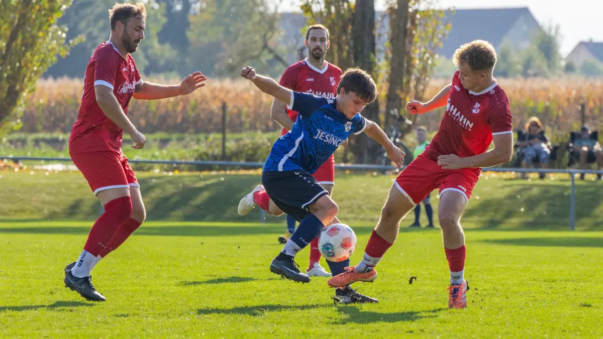 Berkheims Domenic Spohn ist gleich von drei Aichwaldern umgeben.
