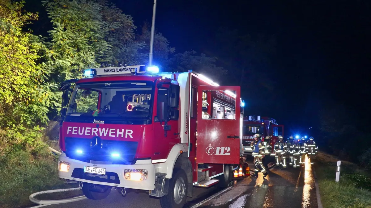 04.10.2026: Ein Brand auf einem Gartengrundstück an der Landesstraße L1136 zwischen Schöckingen und Hemmingen beschäftigte in der Nacht auf Sonntag insgesamt drei Feuerwehren über mehrere Stunden. Gegen 01:26 Uhr alarmierte die Integrierte Leitstelle Ludwigsburg die Abteilungen Hirschlanden und Schöckingen der Freiwilligen Feuerwehr Ditzingen mit dem Alarmstichwort "B2 - Feuer/Rauch unklare Lage Freiland auf die L1136 in Richtung Hemmingen. Die ersten Kräfte fanden beim Eintreffen zwei aneinandergebaute Gartenhäuser vor, die im Vollbrand standen. Die Zugang war nur über einen schmalen Hohlweg möglich, zudem befand sich das Grundstück an einem Hang. Auf Grund dieser Lage, insbesondere der nicht vorhandenen Wasserversorgung vor Ort, forderte der Einsatzleiter zwei weitere Hilfeleistungslöschfahrzeuge der Abteilung Ditzingen-Kernstadt nach. Mit insgesamt vier Rohren wurde eine umfassender Löschangriff eingeleitet und die Einsatzstelle großräumig ausgeleuchtet. Mit den Tanks der Löschfahrzeuge wurde im Pendelverkehr Löschwasser an die Brandstelle transportiert. Um den Bedarf an Pressluftatmern und Geräteträgern zu decken, wurde der Abrollbehälter-Atemschutz der Freiwilligen Feuerwehr Leonberg und ein weiteres Löschfahrzeug der Freiwilligen Feuerwehr Hemmingen nachgefordert. Um versteckte Glutnester in dem schwer zugänglichen Brandobjekt besser lokalisieren zu können, kam auch die Drohne der Feuerwehr Ditzingen zum Einsatz. Die Nachlösch- und Aufräumarbeiten zogen sich bis in die frühen Morgenstunden hin. Die Landesstraße zwischen Schöckingen und Hemmingen musste während der Einstzmaßnahmen voll gesperrt werden. Foto: KS-Images.de/Andreas Rometsch