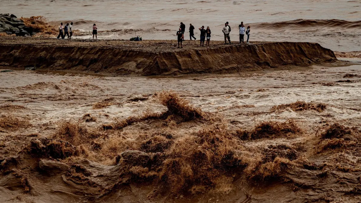 Unwetter in Spanien: Menschen halten sich an der Mündung des Flusses Besòs nördlich von Barcelona auf, der nach einer Nacht mit sintflutartigen Regenfällen in ganz Katalonien angeschwollen und mit Sedimenten beladen ist. (zu dpa: «Mindestens drei Tote bei schweren Unwettern in Spanien»)