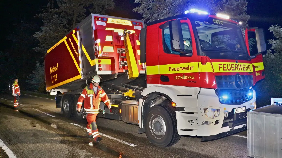 04.10.2026: Ein Brand auf einem Gartengrundstück an der Landesstraße L1136 zwischen Schöckingen und Hemmingen beschäftigte in der Nacht auf Sonntag insgesamt drei Feuerwehren über mehrere Stunden. Gegen 01:26 Uhr alarmierte die Integrierte Leitstelle Ludwigsburg die Abteilungen Hirschlanden und Schöckingen der Freiwilligen Feuerwehr Ditzingen mit dem Alarmstichwort "B2 - Feuer/Rauch unklare Lage Freiland auf die L1136 in Richtung Hemmingen. Die ersten Kräfte fanden beim Eintreffen zwei aneinandergebaute Gartenhäuser vor, die im Vollbrand standen. Die Zugang war nur über einen schmalen Hohlweg möglich, zudem befand sich das Grundstück an einem Hang. Auf Grund dieser Lage, insbesondere der nicht vorhandenen Wasserversorgung vor Ort, forderte der Einsatzleiter zwei weitere Hilfeleistungslöschfahrzeuge der Abteilung Ditzingen-Kernstadt nach. Mit insgesamt vier Rohren wurde eine umfassender Löschangriff eingeleitet und die Einsatzstelle großräumig ausgeleuchtet. Mit den Tanks der Löschfahrzeuge wurde im Pendelverkehr Löschwasser an die Brandstelle transportiert. Um den Bedarf an Pressluftatmern und Geräteträgern zu decken, wurde der Abrollbehälter-Atemschutz der Freiwilligen Feuerwehr Leonberg und ein weiteres Löschfahrzeug der Freiwilligen Feuerwehr Hemmingen nachgefordert. Um versteckte Glutnester in dem schwer zugänglichen Brandobjekt besser lokalisieren zu können, kam auch die Drohne der Feuerwehr Ditzingen zum Einsatz. Die Nachlösch- und Aufräumarbeiten zogen sich bis in die frühen Morgenstunden hin. Die Landesstraße zwischen Schöckingen und Hemmingen musste während der Einstzmaßnahmen voll gesperrt werden. Foto: KS-Images.de/Andreas Rometsch
