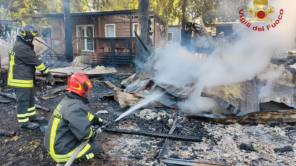 ITALY-FIRE: This photo taken and handout on October 4, 2026 by the Vigili del Fuoco, the Italian Corps. of Firefighters, shows firefighters extinguishing a fire that broke out at "Bella Italia", a large camp site in Peschiera del Garda on Lake Garda, northern Italy. (Photo by Handout / Vigili del Fuoco / AFP) / RESTRICTED TO EDITORIAL USE - MANDATORY CREDIT "AFP PHOTO / VIGILI DEL FUOCO / HANDOUT / " - NO MARKETING NO ADVERTISING CAMPAIGNS - DISTRIBUTED AS A SERVICE TO CLIENTS