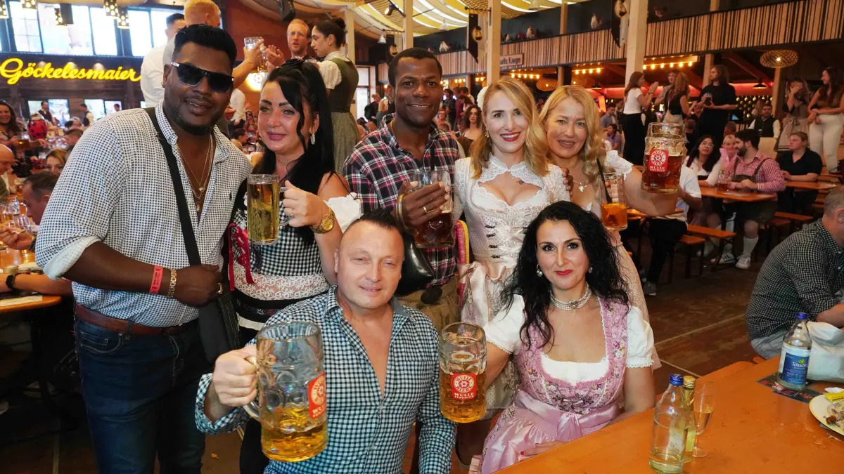 Volksfest: Stuttgart Cannstatter Volksfest Party diesmal im Festzelt Goeckelesmaier Latin No 2 , es waren vielen aus Lateinamerika da. Foto Andreas Rosar Fotoagentur-Stuttgart.de 04.10.2026