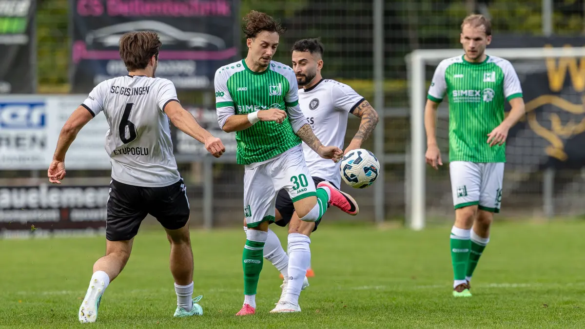 Zweikampf Alexander Harachasch (GSV Maichingen, #30) Malik Eyuepoglu (SC Geislingen, #06) Sven Soenmez (SC Geislingen, #77) dahinter Filip Hlebec (GSV Maichingen, #18),
GER, SC Geislingen vs. GSV Maichingen, Fussball, Herren, Landesliga Wuerttemberg Staffel 2, 10. Spieltag, Spielzeit 2026/2027, 03.10.2026,
Foto: Eibner-Pressefoto/Jani Pless
