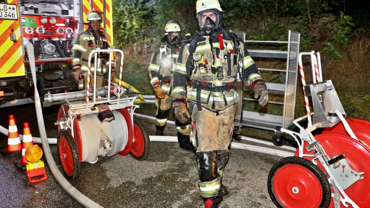 04.10.2026: Ein Brand auf einem Gartengrundstück an der Landesstraße L1136 zwischen Schöckingen und Hemmingen beschäftigte in der Nacht auf Sonntag insgesamt drei Feuerwehren über mehrere Stunden. Gegen 01:26 Uhr alarmierte die Integrierte Leitstelle Ludwigsburg die Abteilungen Hirschlanden und Schöckingen der Freiwilligen Feuerwehr Ditzingen mit dem Alarmstichwort "B2 - Feuer/Rauch unklare Lage Freiland auf die L1136 in Richtung Hemmingen. Die ersten Kräfte fanden beim Eintreffen zwei aneinandergebaute Gartenhäuser vor, die im Vollbrand standen. Die Zugang war nur über einen schmalen Hohlweg möglich, zudem befand sich das Grundstück an einem Hang. Auf Grund dieser Lage, insbesondere der nicht vorhandenen Wasserversorgung vor Ort, forderte der Einsatzleiter zwei weitere Hilfeleistungslöschfahrzeuge der Abteilung Ditzingen-Kernstadt nach. Mit insgesamt vier Rohren wurde eine umfassender Löschangriff eingeleitet und die Einsatzstelle großräumig ausgeleuchtet. Mit den Tanks der Löschfahrzeuge wurde im Pendelverkehr Löschwasser an die Brandstelle transportiert. Um den Bedarf an Pressluftatmern und Geräteträgern zu decken, wurde der Abrollbehälter-Atemschutz der Freiwilligen Feuerwehr Leonberg und ein weiteres Löschfahrzeug der Freiwilligen Feuerwehr Hemmingen nachgefordert. Um versteckte Glutnester in dem schwer zugänglichen Brandobjekt besser lokalisieren zu können, kam auch die Drohne der Feuerwehr Ditzingen zum Einsatz. Die Nachlösch- und Aufräumarbeiten zogen sich bis in die frühen Morgenstunden hin. Die Landesstraße zwischen Schöckingen und Hemmingen musste während der Einstzmaßnahmen voll gesperrt werden. Foto: KS-Images.de/Andreas Rometsch