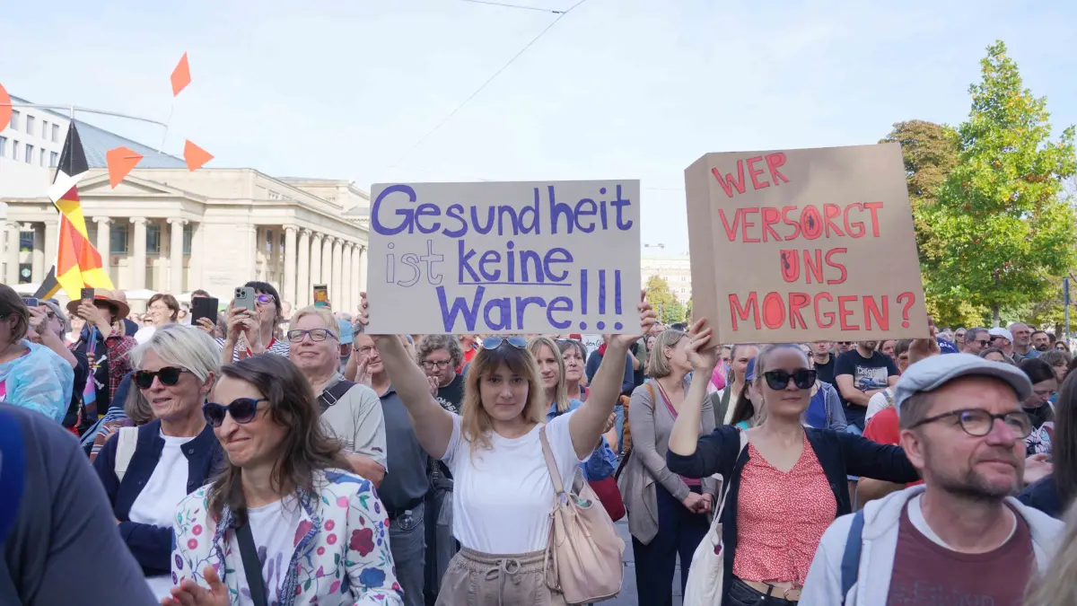 Gesundheitdemo: Stuttgart grosse Gesundheitsdemo auf dem Schlossplatz ca. 2500 Menschen kamen zur Demo. Pressekontakt Elke Franke 0152-51457365 und Dr.Bea Merscher 0178 142 9890 Das Motto Es ist Punkt 12 Uhr es Reicht . Menschen aus der Pflege kamen zum Schlossplatz. Foto Andreas Rosar Fotoagentur-Stuttgart 04.10.2026