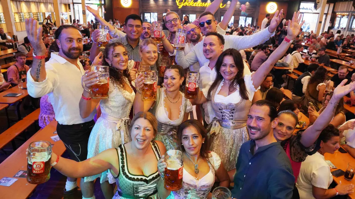 Volksfest: Stuttgart Cannstatter Volksfest Party diesmal im Festzelt Goeckelesmaier Latin No 2 , es waren vielen aus Lateinamerika da. Foto Andreas Rosar Fotoagentur-Stuttgart.de 04.10.2026