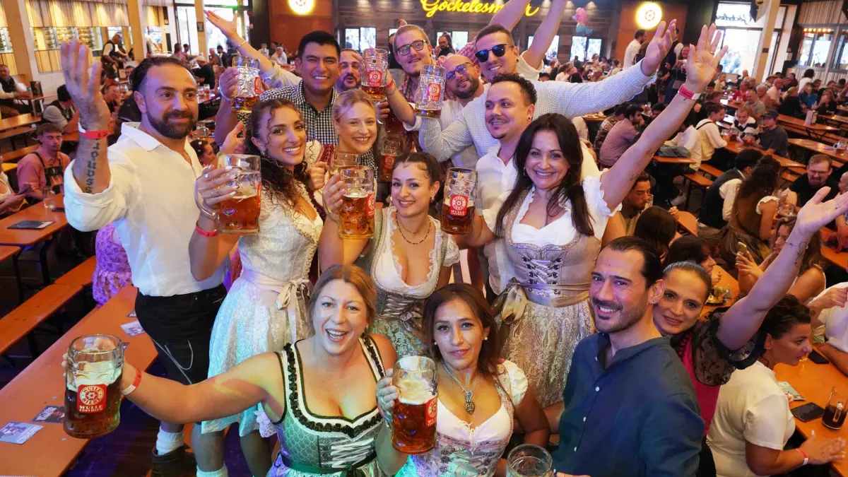 Volksfest: Stuttgart Cannstatter Volksfest Party diesmal im Festzelt Goeckelesmaier Latin No 2 , es waren vielen aus Lateinamerika da. Foto Andreas Rosar Fotoagentur-Stuttgart.de 04.10.2026