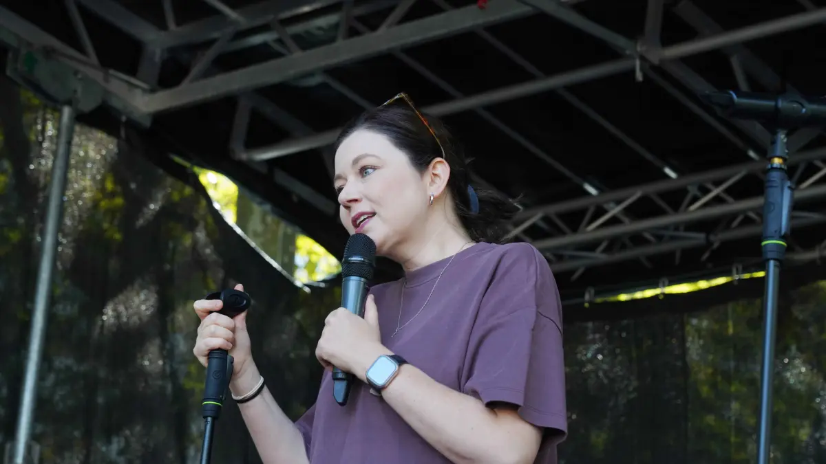 Im Bild Dr. Bea Merscher
Stuttgart grosse Gesundheitsdemo auf dem Schlossplatz ca. 2500 Menschen kamen zur Demo. Pressekontakt Elke Franke 0152-51457365 und Dr.Bea Merscher 0178 142 9890 Das Motto Es ist Punkt 12 Uhr es Reicht . Menschen aus der Pflege kamen zum Schlossplatz. Foto Andreas Rosar Fotoagentur-Stuttgart 04.10.2026