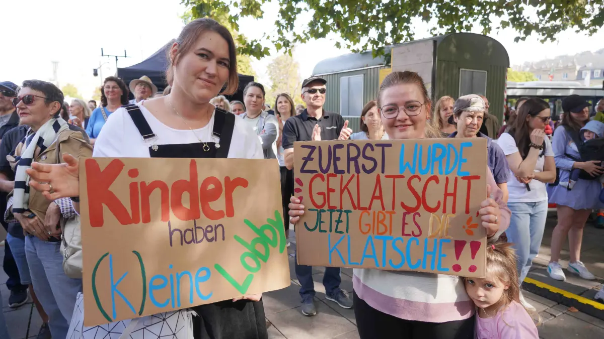 Stuttgart grosse Gesundheitsdemo auf dem Schlossplatz ca. 2500 Menschen kamen zur Demo. Pressekontakt Elke Franke 0152-51457365 und Dr.Bea Merscher 0178 142 9890 Das Motto Es ist Punkt 12 Uhr es Reicht . Menschen aus der Pflege kamen zum Schlossplatz. Foto Andreas Rosar Fotoagentur-Stuttgart 04.10.2026