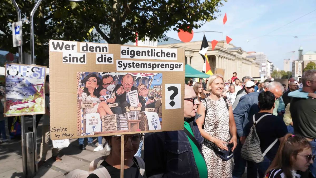 Stuttgart grosse Gesundheitsdemo auf dem Schlossplatz ca. 2500 Menschen kamen zur Demo. Pressekontakt Elke Franke 0152-51457365 und Dr.Bea Merscher 0178 142 9890 Das Motto Es ist Punkt 12 Uhr es Reicht . Menschen aus der Pflege kamen zum Schlossplatz. Foto Andreas Rosar Fotoagentur-Stuttgart 04.10.2026