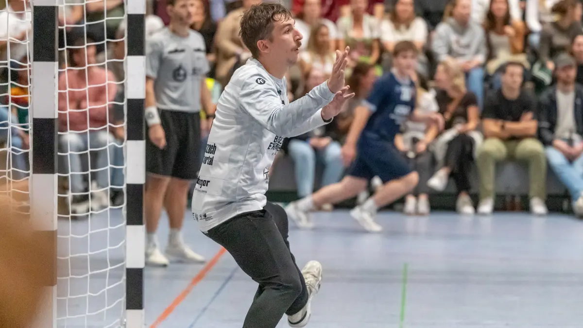 Handball Oberliga Habo Beilstein Langhanshalle Herren 1 SG Schozach Bottwartal (rot)- SG BBM Bietigheim 2 (blau), TW 1 Jan Oßmann, Foto: Andreas Essig