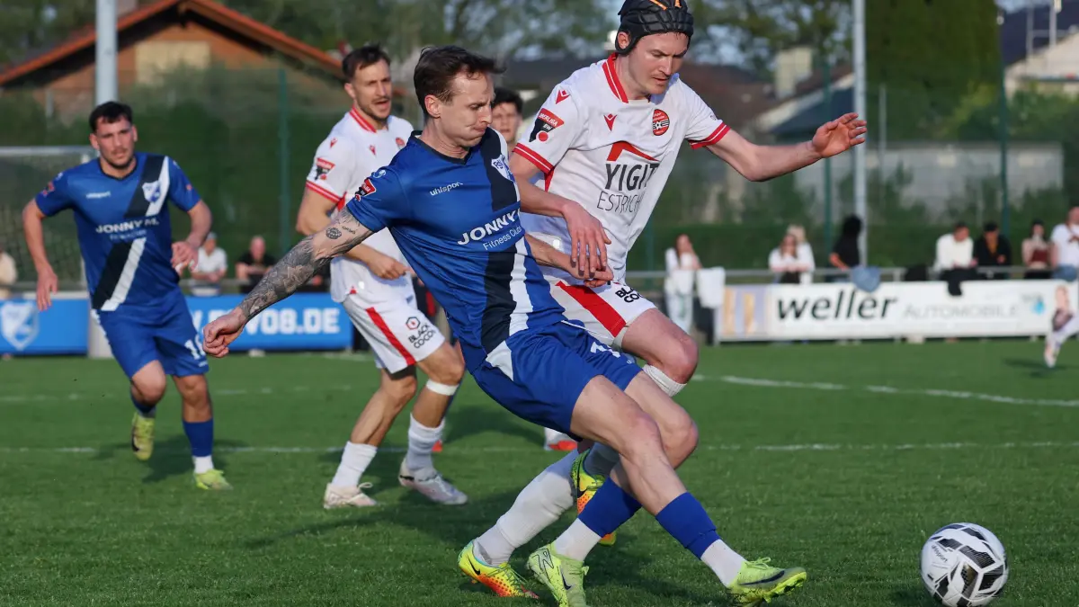 BAU // 17.04.2026, Deutschland, Bissingen Fußball 08 Bissingen vs. Türkspor Neckarsulm, v.l. Alexander Götz (Bissingen), Julian Grupp (Neckarsulm)